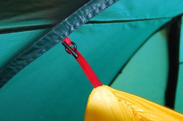 Петли на тенте и оттяжки внутренней палатки промаркированы одним цветом Петли на тенте и оттяжки внутренней палатки промаркированы одним цветом Четырехместная кемпинговая палатка-полубочка с большим тамбуром Alexika Apollo 4 зеленый