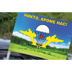 Флаг с эмблемой ВДВ СССР на фоне природного ландшафта на машину