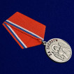 Казачья медаль За заслуги в нарядном футляре из флока бордового цвета