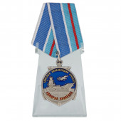 Медаль Тяжёлый авианесущий крейсер Адмирал Кузнецов на подставке