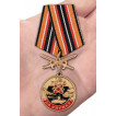 Медаль За службу в 12 ГУМО с мечами на подставке