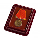 Медаль За воинскую доблесть МВД РФ в бархатистом футляре из флока бордового цвета.
