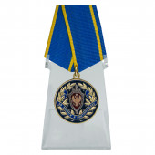 Медаль За заслуги в контрразведке ФСБ РФ на подставке