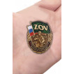 Нагрудный знак ZOV Участник СВО на подставке