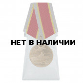 Общественная медаль Защитнику Отечества на подставке