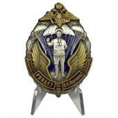 Знак РВВДКУ им. В. Ф. Маргелова на подставке