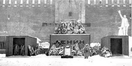 Первый временный Мавзолей В.И. Ленина. Январь 1924 г.