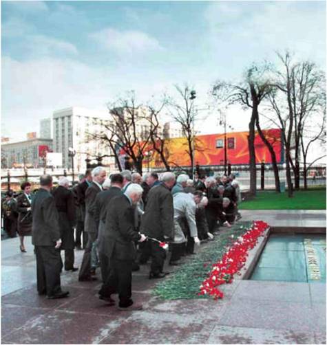 Ветераны-кремлевцы возлагают цветы к Вечному огню на могиле Неизвестного солдата
