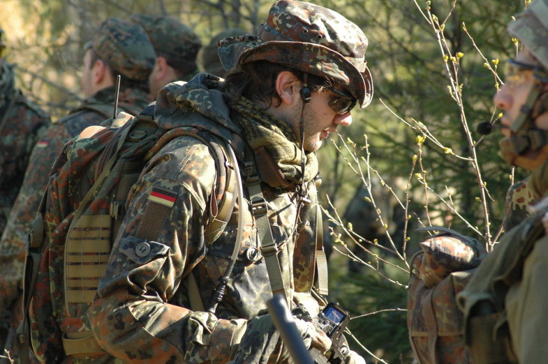 Военнослужащий в униформе расцветки Flektarn