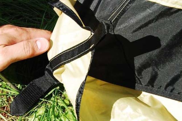 От усиливающей вставки в юбку вшиты прочные стропы От усиливающей вставки в юбку вшиты прочные стропы Четырехместная кемпинговая палатка-полубочка с большим тамбуром Alexika Apollo 4 зеленый