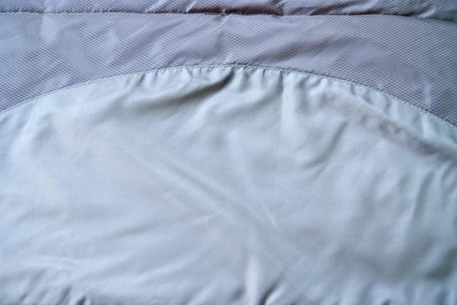 Два типа ткани. Светлая - дышащая ткань, выводит влагу изнутри спальника. Темная - усиленная ткань с влагозащитой. Низкотемпературный спальный мешок-одеяло Canada Plus
