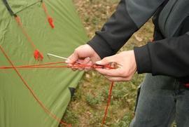 Застегнуть все молнии и растянуть оттяжки Высокая четырёхместная кемпинговая палатка . KSL Campo 4