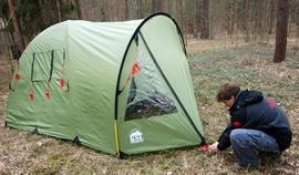 Растянуть тамбур и зафиксировать колышками Высокая четырёхместная кемпинговая палатка . KSL Campo 4