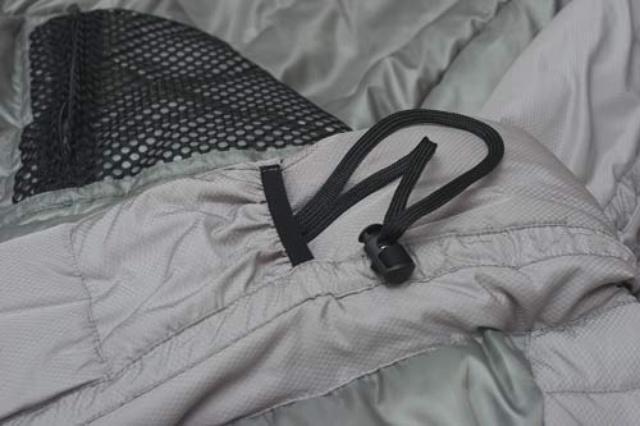 Карман для шнура затяжки теплового воротника, которая расположена с учетом анатомии на уровне ключицы для большего удобства затягивания. Возможность затягивания одной рукой. Универсальный трёхсезонный туристический спальный мешок Alexika Mountain