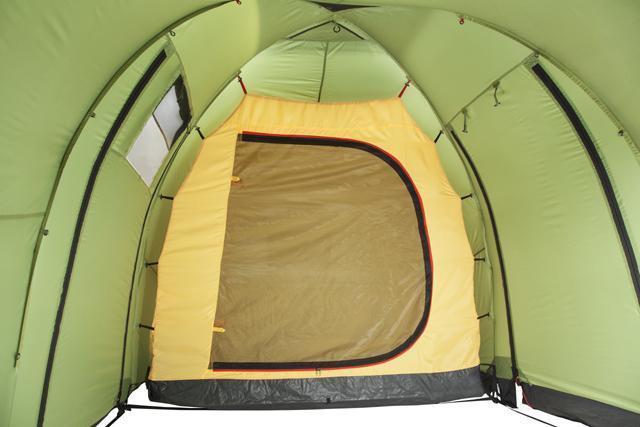 Спальня подвешивается на оттяжках изнутри. полог и сетка закрыты. Палатка с двумя спальнями (3+3) и большим тамбуром посередине KSL Macon 6