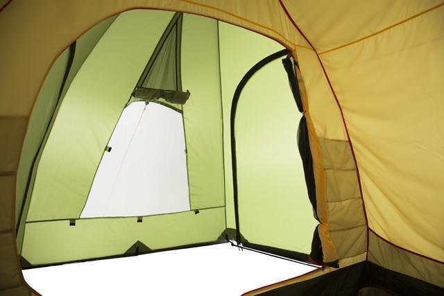 Вид в тамбур из спальни. Четырехместная кемпинговая палатка купольного типа KSL Rover 4