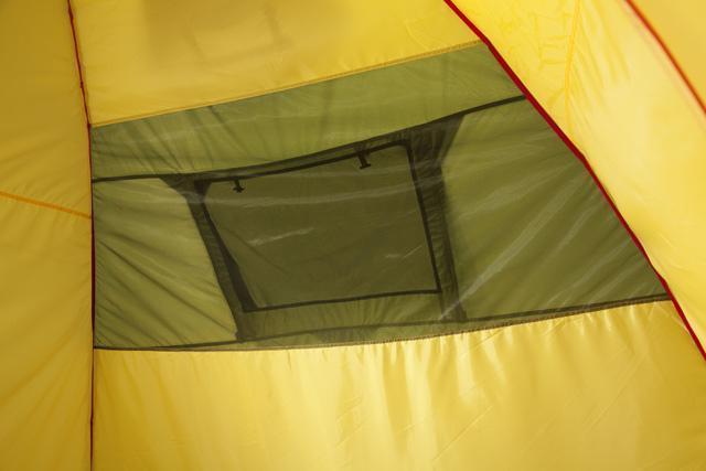 Вентиляционное окно из антимоскитной сетки в спальне. Четырехместная кемпинговая палатка купольного типа KSL Rover 4