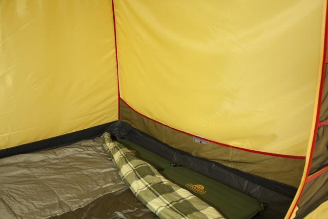 Спальня, общий вид. Кармашки для вещей. Четырехместная кемпинговая палатка купольного типа KSL Rover 4