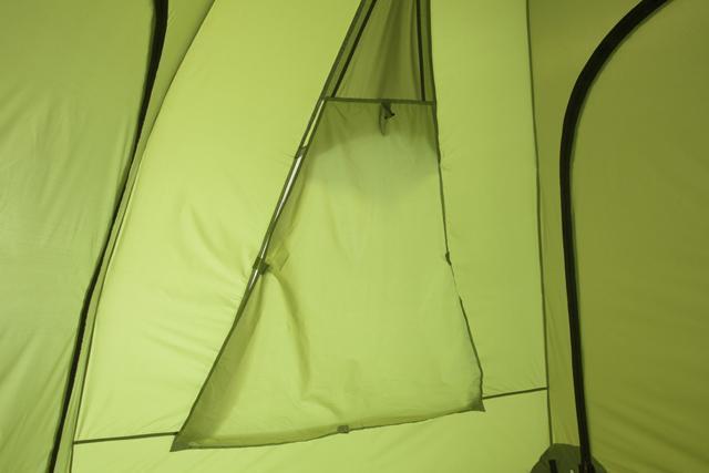 Фронтальное окно закрыто. В верхней части анитимоскитная сетка. Четырехместная кемпинговая палатка купольного типа KSL Rover 4