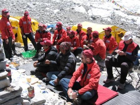праздник Пуджа- открытие базового лагеря под Эверестом. открывает лагерь лама. Экспедиция Клуба7 вершин на Эверест Куртка Баск PANZER V3