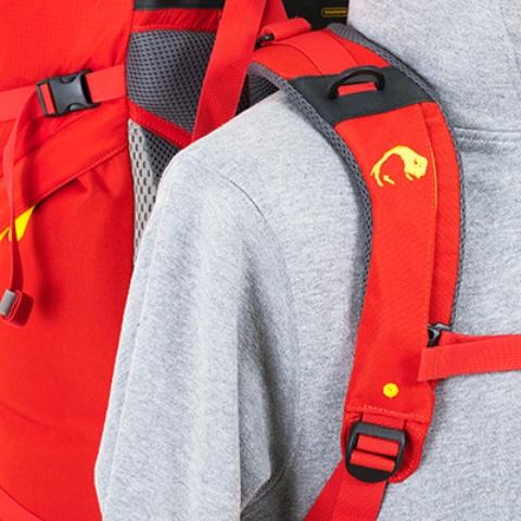 Мягкие регулирующиеся лямки анатомической формы - Женский трекинговый туристический рюкзак Isis 60 red