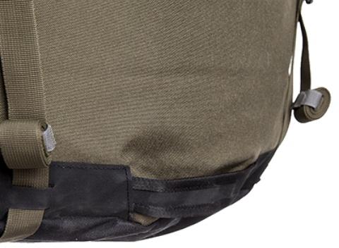 Нижняя ручка для помощи при надевании или для погрузки рюкзака в машину - Бескомпромиссный туристический рюкзак, отвечающий самым высоким требованиям Bison 75 Exp black