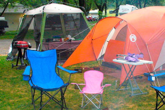 Шатер рядом с кемпинговой палаткой