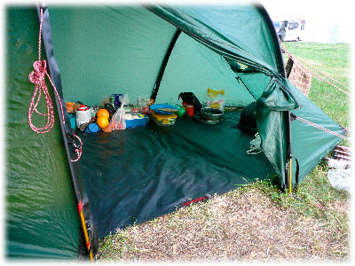 Вещи в тамбуре палатки