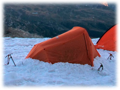 Палатка растянута на ледорубах