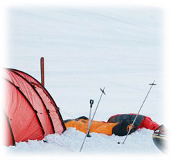 Палатка растянута на лыжных палках