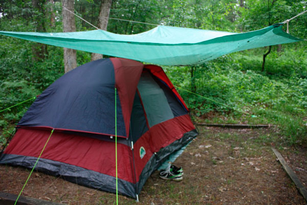 Палатку можно собирать под тентом