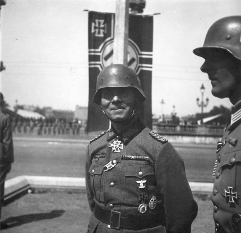 ​Генерал-майор Эрвин Роммель в каске Stahlhelm М35. Париж, июнь 1940 года. Немецкие штальхельмы в разных вариантах использовались в армиях Афганистана, Аргентины, Боливии, Ирака, Ирландии, Италии, Китая, Колумбии, Латвии, Литвы, Мексики, Португалии, Турции, Финляндии, Эстонии, Югославии, Чили - Страховка для головы