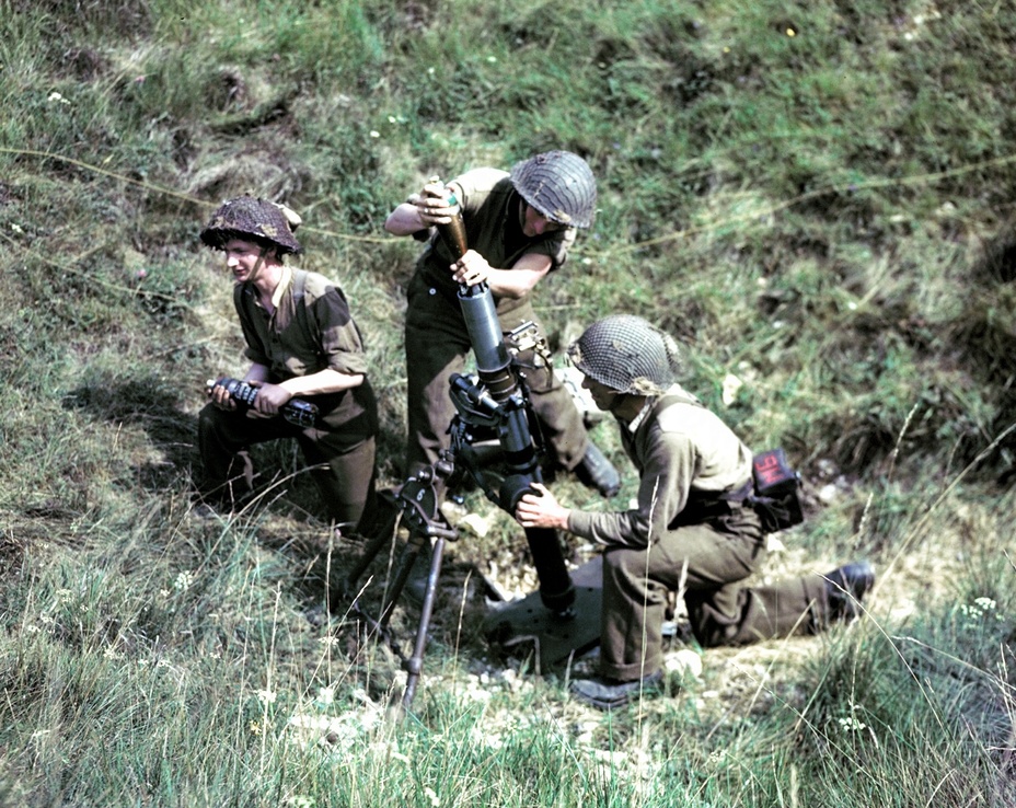 ​Канадские миномётчики в британских касках Mk III. Франция, 1944 год - Страховка для головы