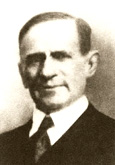 Конрад Хьюберт создаль первого ручного фонаря на электричестве.