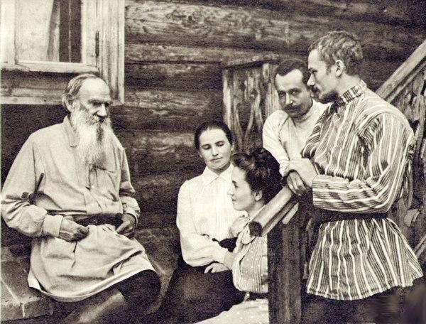Лев Толстой в рубахе-косоворотке