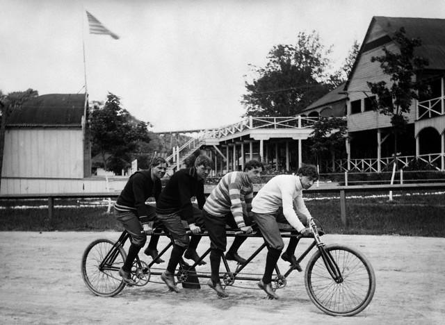 Спортсмены в свитерах (1895 год)