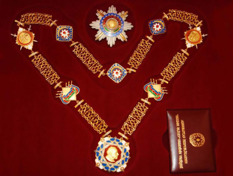 Орденская цепь, звезда, значок и удостоверение ордена « Гейдара Алиева »