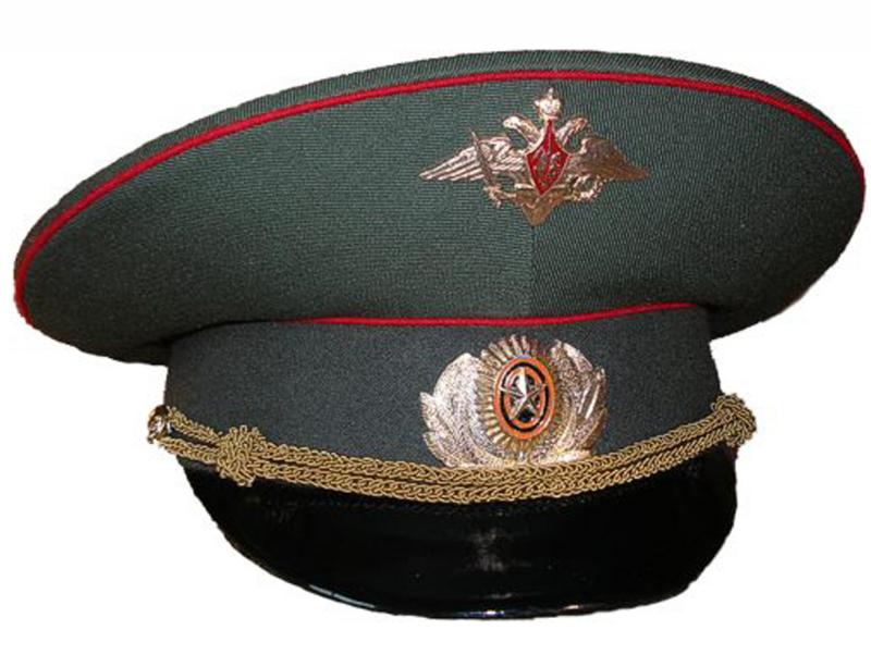 Фуражка офицерская с металлической эмблемой на тулье Вооруженных сил Российской Федерации