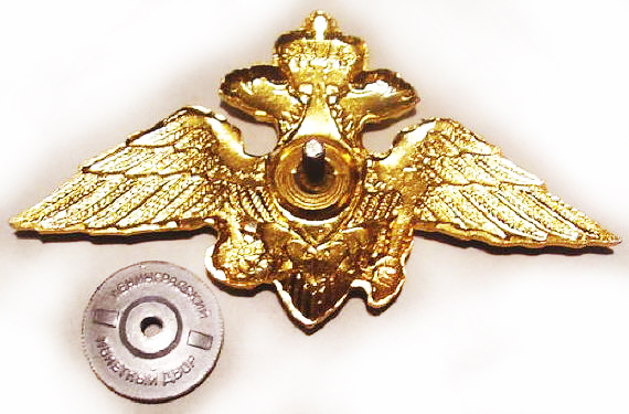 Знак на тулью фуражки офицеров Федеральной Пограничной Службы РФ