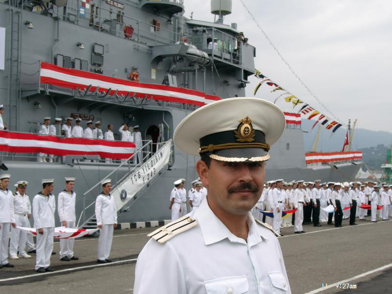 Кокарда адмиралов в обрамлении вышивки канителью ВМФ РФ