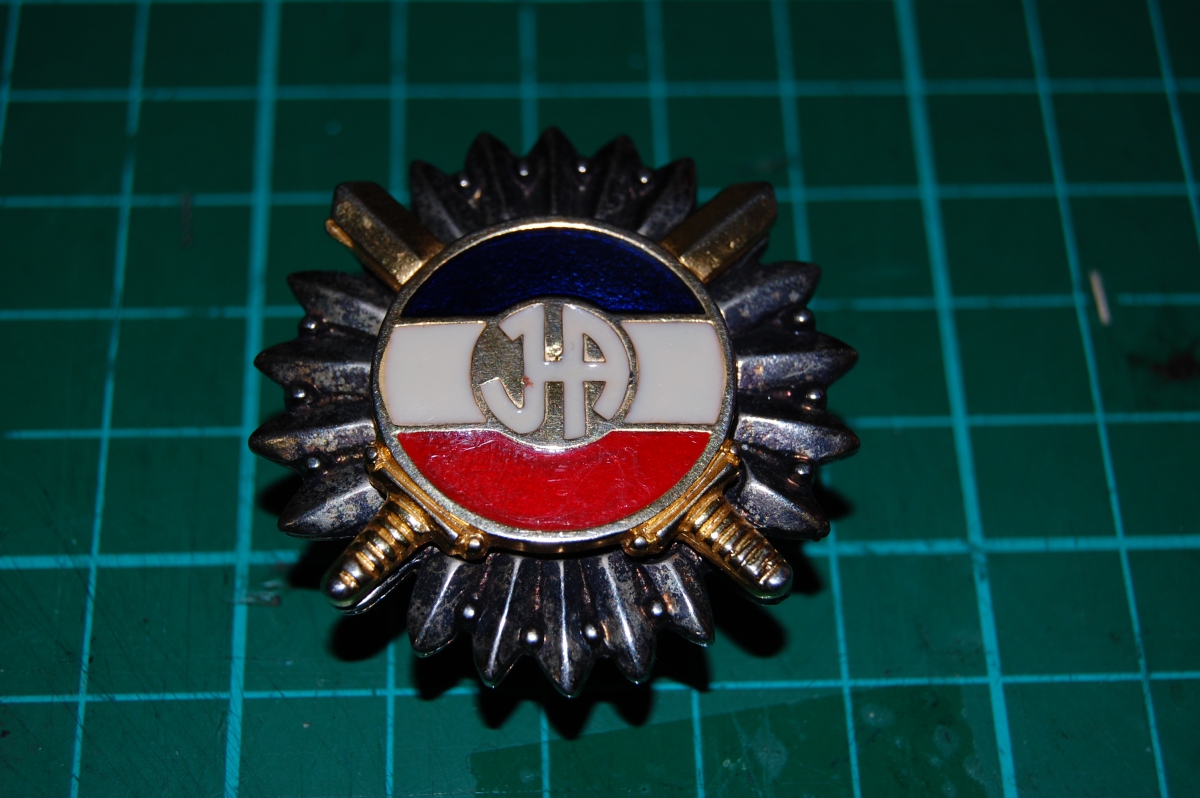 Yugoslavian (Serbian) JNA Officers Cap badge 1994