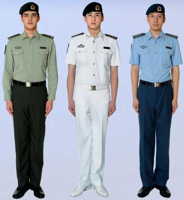 
 <strong> <p> Повседневная униформа c беретом Народно-Освободительной армии Китая (слева направо):</strong> <br /> 
 - сухопутные войска;<br /> 
 - военно-морские силы;<br /> 
 - военно-воздушные силы.