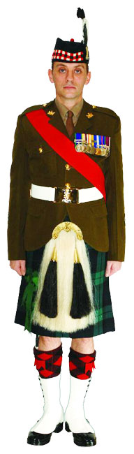 WO (уоррент-офицер) и SNCO (старший унтер-офицер) Королевского полка Шотландии (Royal Regiment of Scotland) в церемониальной униформе №2А.