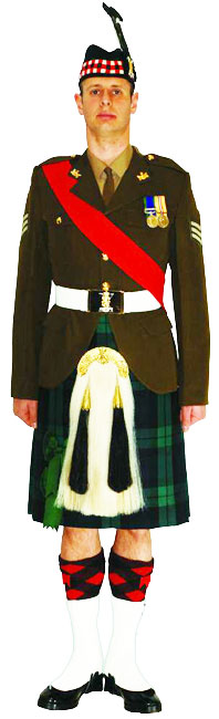 Унтер-офицер Королевского полка Шотландии (Royal Regiment of Scotland) в церемониальной униформе № 2А.