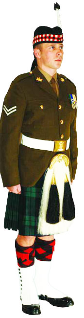 Унтер-офицер Королевского полка Шотландии (Royal Regiment of Scotland) в церемониальной униформе № 2А.