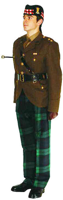 Офицер Королевского полка Шотландии (Royal Regiment of Scotland) в униформе № 2С с клетчатыми брюками.