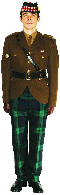 Офицер Королевского полка Шотландии (Royal Regiment of Scotland) в униформе № 2С с клетчатыми брюками.