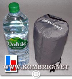 Размеры упакованного коврика Therm-a-Rest NeoAir XTherm в сравнении с размерами бутылки минеральной воды