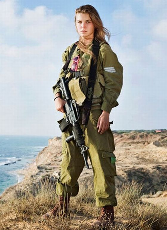 На фотографии стояла девушка в военной форме