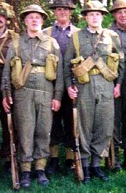 Британские реконструкторы в форме солдат с системой '37 pattern, фото с сайта : www.reenact.com
